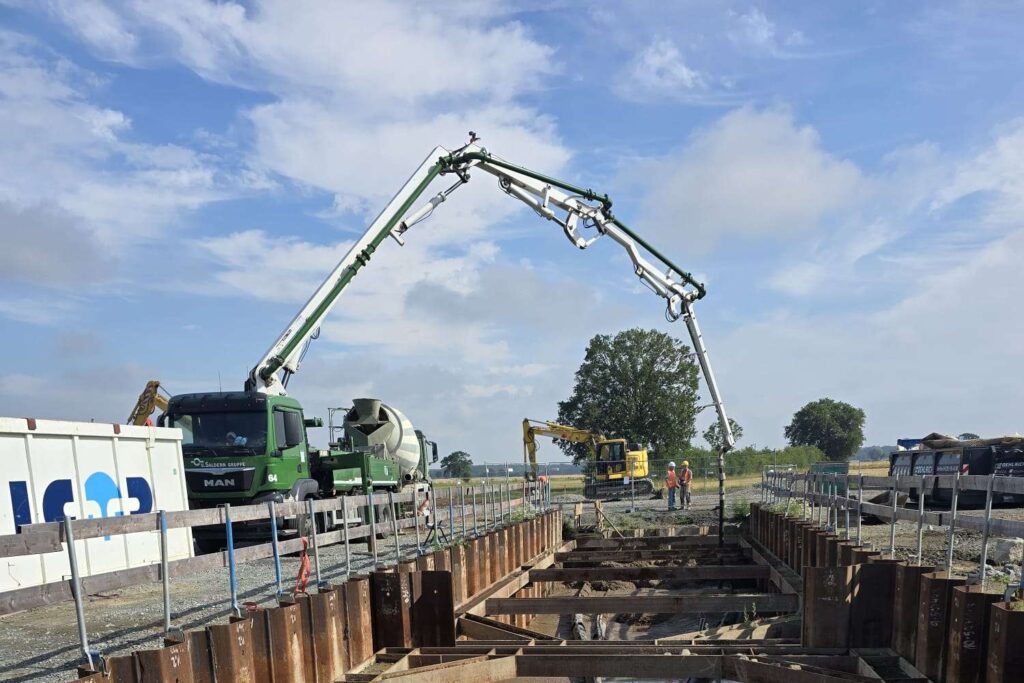 Ausführung Einbau des Flüssigbodens über Betonpumpe und Verdrängung Tagwasser Ausführung Einbau des Flüssigbodens über Betonpumpe und Verdrängung Tagwasser
