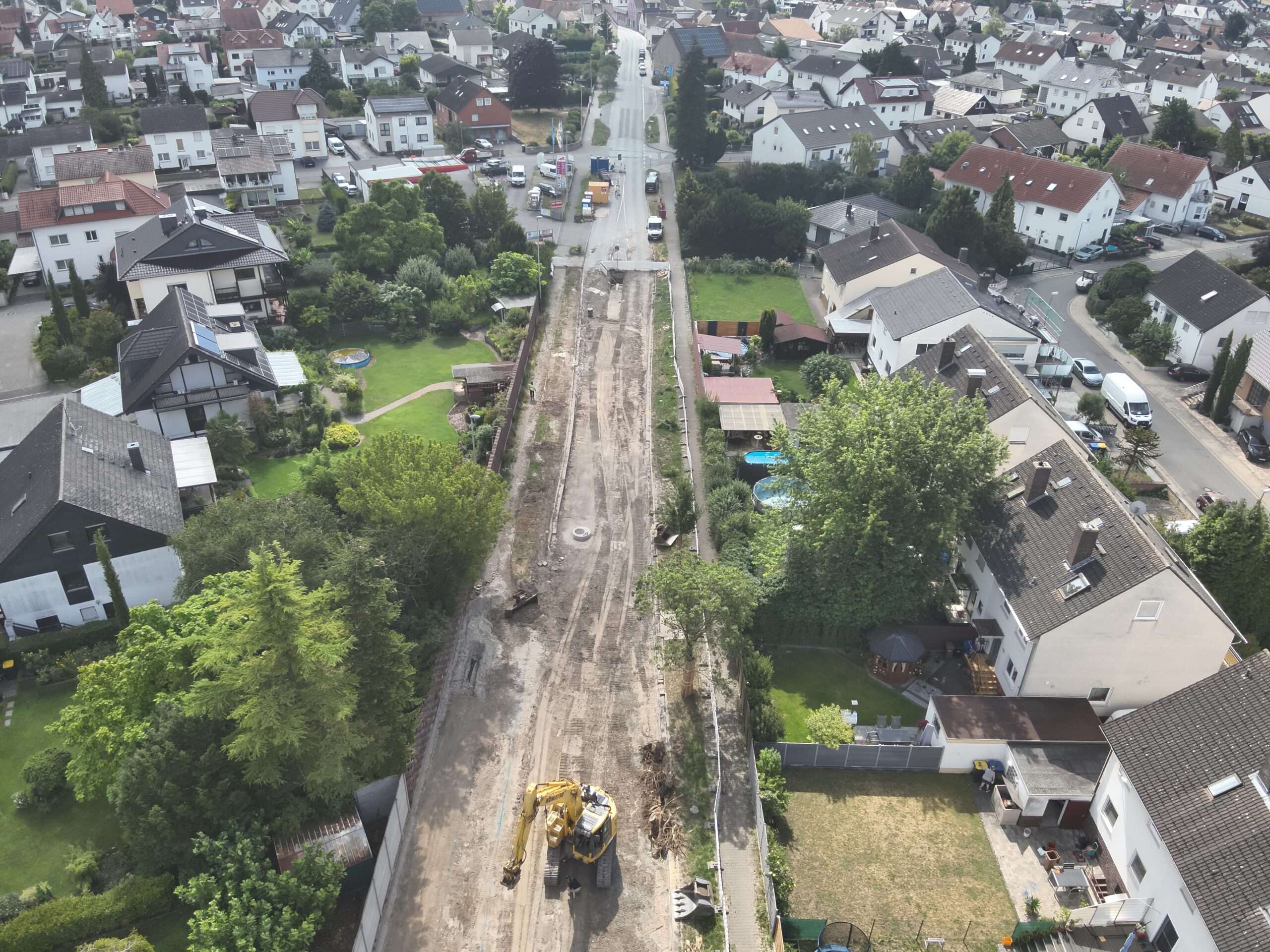 Luftbild der Ortsdurchfahrt mit fortschreitender Kanalverlegung und lastverteilender Platte
