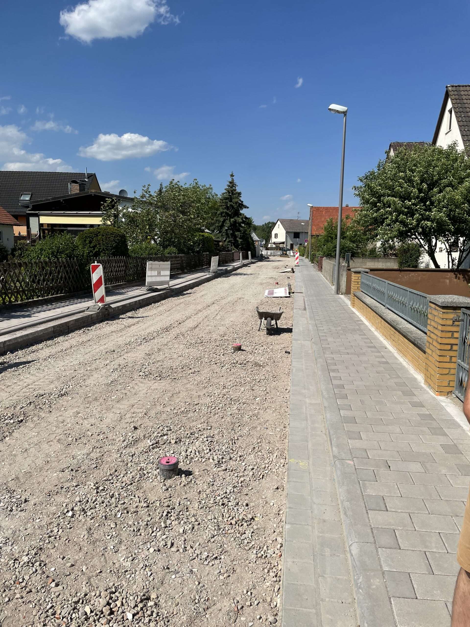 Straßenzug nach der Kanalverfüllung mit aufgebrachter Frostschutzschicht vor dem Straßenaufbau
