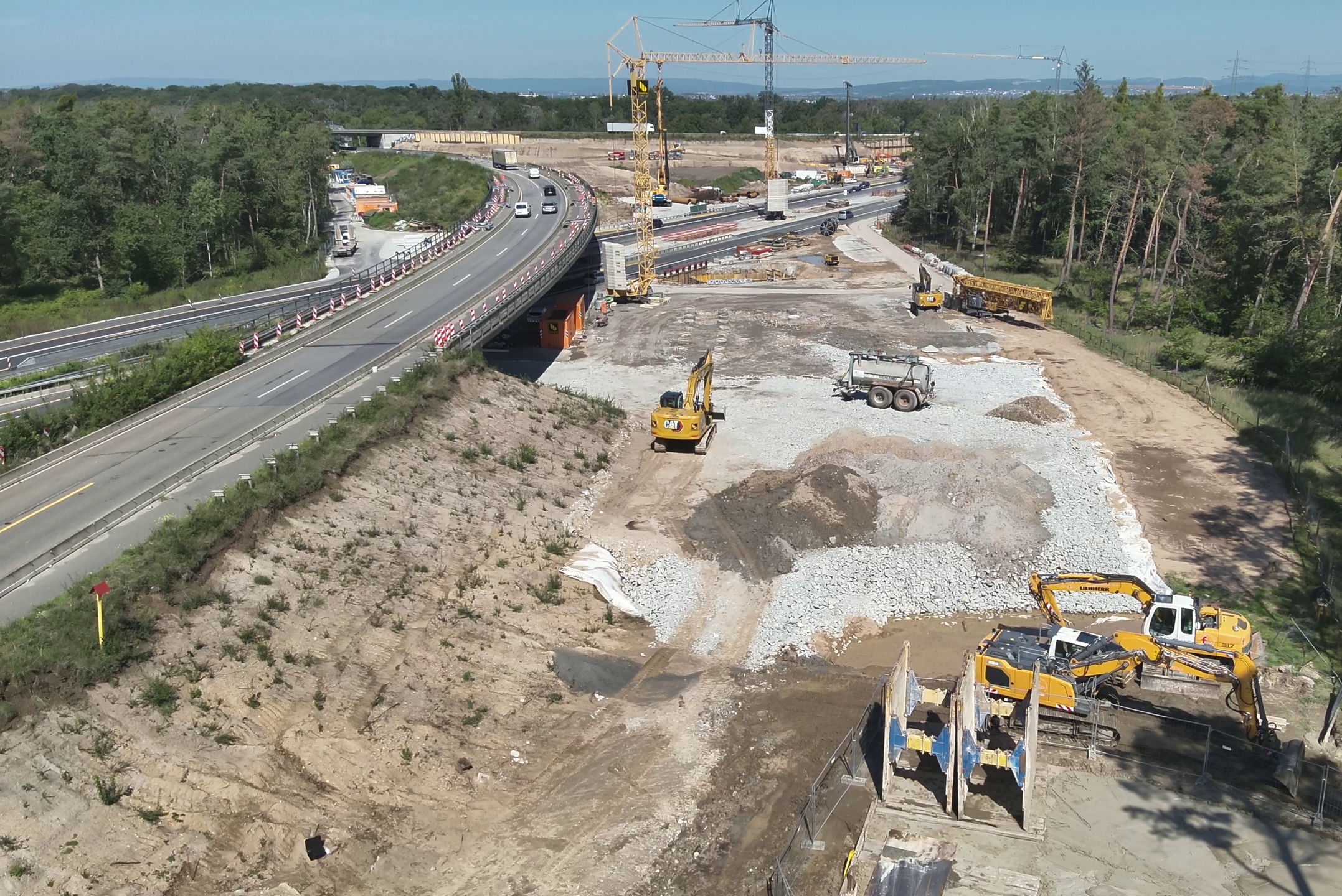 Luftbild Gesamtsituation Autobahndreieck Rüsselsheim mit Baufeld der Leitungssicherung