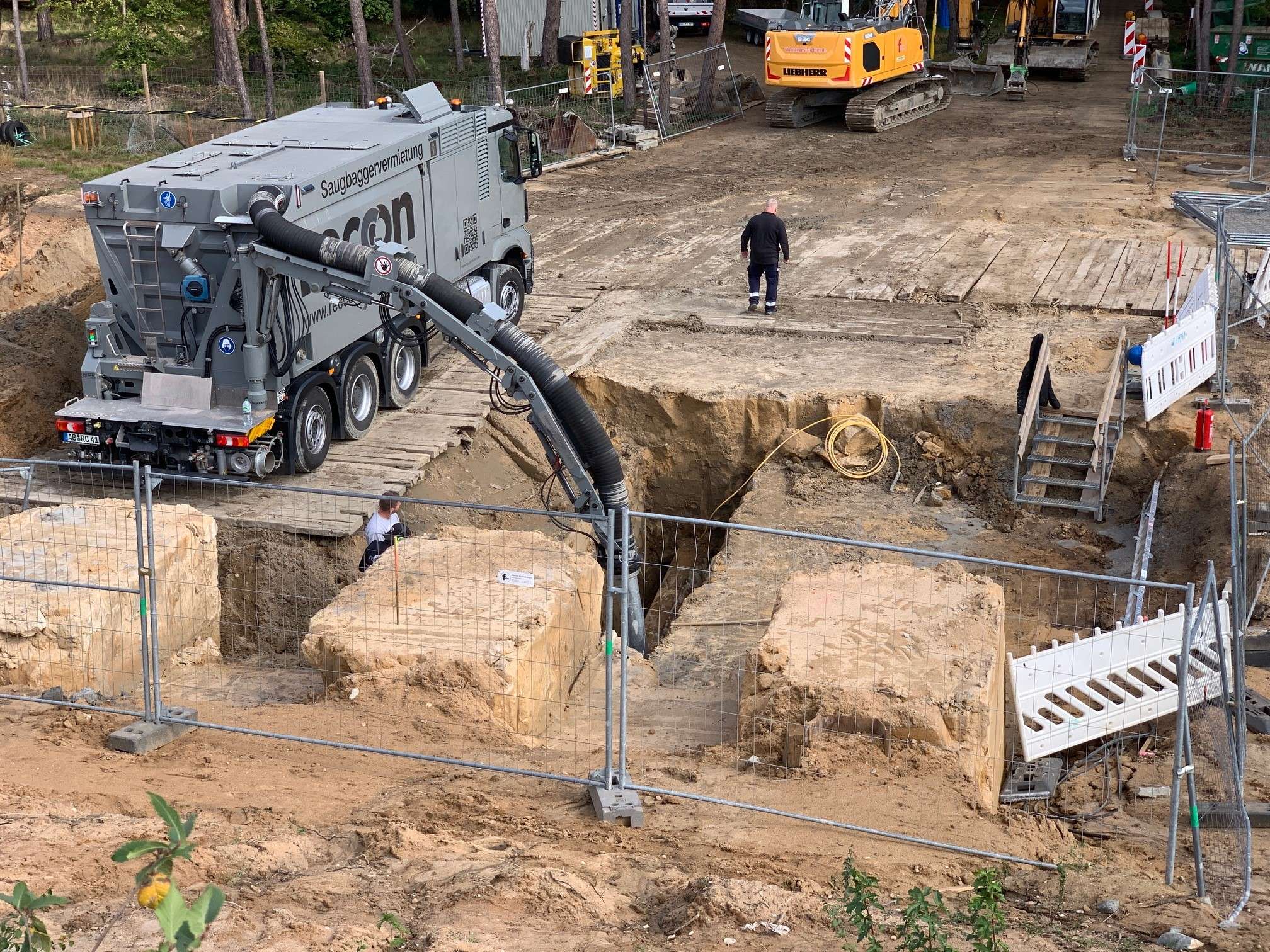 Saugbagger auf Baggermatratzen über dem Flüssigbodenbauwerk