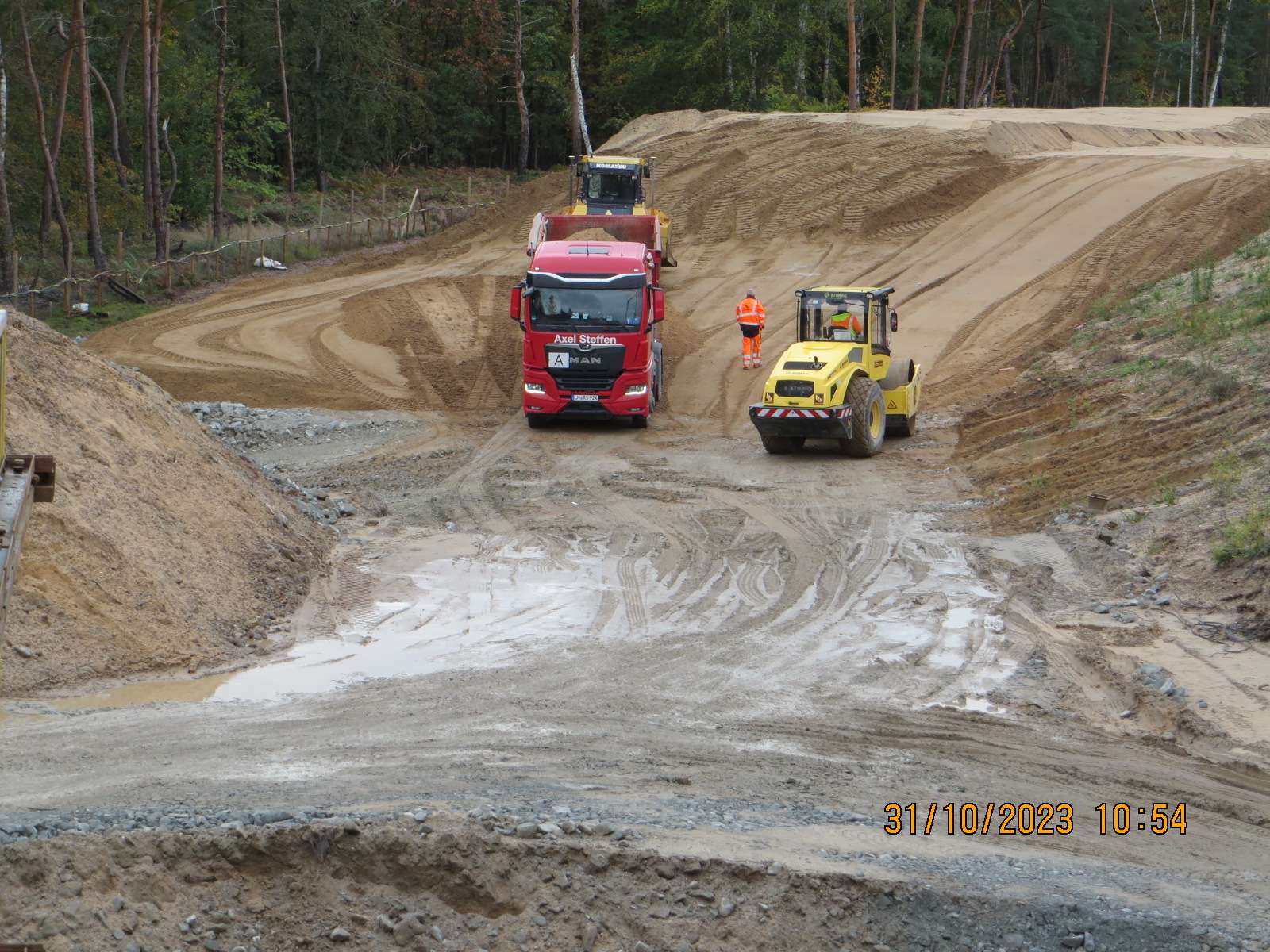 Beginn der Dammschüttung für die neue Autobahnauffahrt über dem Flüssigbodenbauwerk